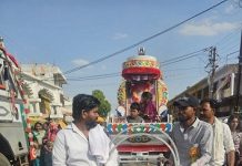 45 डिग्री की तपिश में निकली 51 मीटर ध्वजा यात्रा: नंगे पांव 2 किमी तक खींची सजी-धजी बग्गी, बंसल समाज की आस्था का अनोखा नजारा