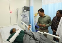 संभागायुक्त डॉ. सुदाम खाड़े धार जिले में हुई सड़क दुर्घटना में घायल मरीजों से मिलने श्री अरबिन्दो अस्पताल पहुँचे