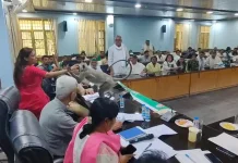 कलेक्टर कर रही थी मीटिंग, टेबल पर आ गया लंगूर, कुर्सी छोड़ी, लंगूर को प्यार से बिठाया!Viral Video