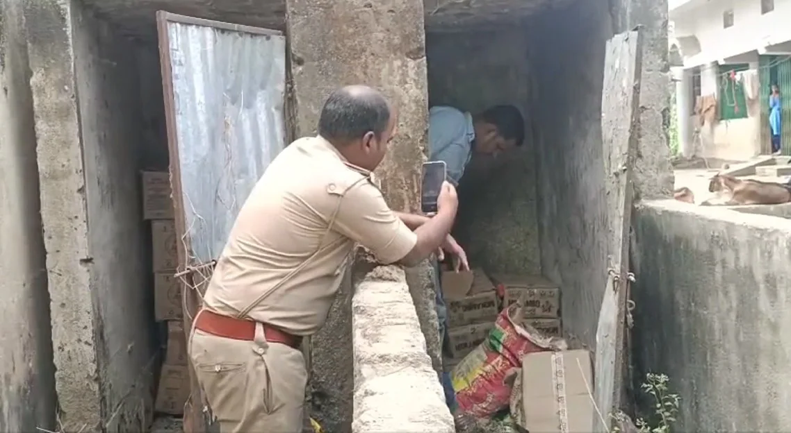 nh4nhq04_begusarai-school-liquor_625x300_07_April_26