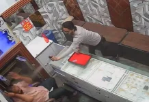 Robbery from a jeweler: ग्रेटर नोएडा में ज्वैलर से लूट,’पत्नी के लिए अंगूठी लेनी…’, ज्वेलरी शाॅप पर ग्राहक बनकर पहुंचा लूटेरा ! Robbery from a jeweler