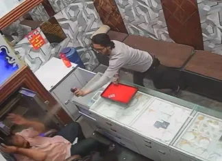 Robbery from a jeweler: ग्रेटर नोएडा में ज्वैलर से लूट,’पत्नी के लिए अंगूठी लेनी…’, ज्वेलरी शाॅप पर ग्राहक बनकर पहुंचा लूटेरा ! Robbery from a jeweler