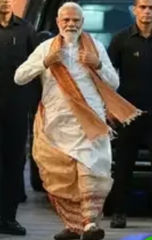 बीजेपी मुख्यालय में उनकी एंट्री सिर्फ राजनीतिक नहीं, बल्कि एक मजबूत सांस्कृतिक स्टेटमेंट बन गई।