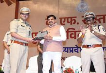 MP पुलिस ने अटूट साहस और कर्तव्यनिष्ठा के बल पर बनाई विशेष पहचान : मुख्यमंत्री डॉ. यादव ने 101 पुलिस अधिकारी-कर्मचारियों को किया सम्मानित