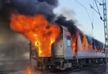 Fire in Train Near Ratlam Sparks Panic : रतलाम के पास चलती राजधानी एक्सप्रेस में आग लगने से हड़कंप, 2 कोच जलकर खाक, यात्रियों ने कूदकर बचाई जान!