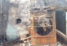 10 साल की पंडिताई की कमाई 10 मिनट में राख: सिलेंडर में लगी आग से धार्मिक ग्रंथ, 7 लाख नकदी और गृहस्थी जलकर खाक..