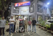 फिल्मी अंदाज में अजीबोगरीब चोरी: ट्रायल के बहाने शोरूम से नया ट्रैक्टर उड़ा ले गया चोर, पुलिस ने महज़ 5 घंटे में ऐसे दबोचा