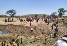 Villagers Do Shramdaan to Clean Pond : पारंपरिक हलमा से तालाब पुनर्जीवन का संदेश 269 ग्रामीणों ने किया श्रमदान!