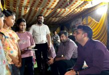 “खूब पढ़ो और आगे बढ़ो” : कामती की रात्रि चौपाल में दिखा बच्चों के प्रति कलेक्टर का संवेदनशील नेतृत्व