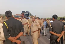 लखनऊ-आगरा एक्सप्रेसवे पर डबल डेकर बस पलटी, दरोगा और कैदी समेत 6 यात्रियों की मौत, कई घायल