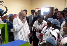 केंद्रीय गृहमंत्री श्री अमित शाह ने चखा बस्तर की इमली का स्वाद – बोले यहां की इमली का स्वाद खट्टा नहीं बल्कि मीठा