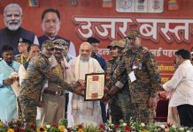 केंद्रीय गृहमंत्री श्री अमित शाह ने नक्सल उन्मूलन अभियान में उत्कृष्ट योगदान हेतु DGP कैलाश मकवाणा, वरिष्ठ अधिकारियों एवं हॉक फोर्स के जवानों को किया सम्मानित