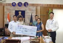 जिला पुलिस मंदसौर में पदस्थ प्रधान आरक्षक श्री चौधरी के निधन उपरांत उनके आश्रितों को पुलिस सैलरी पैकेज योजना के अंतर्गत 01 करोड़ 10 लाख की राहत राशि का किया गया भुगतान