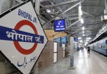 Bhopal Railway Station: भरी गर्मी में नहीं है पीने का पानी, व्हील चेयर तक नहीं, गोद में उठाकर ले जा रहे परिजनों को यात्री