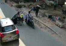 कार का दरवाज़ा खुलते ही हुआ दर्दनाक हादसा ,बाइक सवार ससुर और दामाद गिर गए,ससुर की मौत