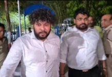 TTE Misbehaves with Journalist : शराब के नशे में चूर TTE ने मीडियाकर्मी से की अभद्रता, GRP चौकी पर किया बवाल!