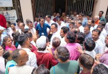 मंदसौर में बिजली विभाग के स्मार्ट मीटर से उपभोक्ताओं के अधिक बिल आने पर विरोध प्रदर्शन नारेबाजी करते हुए ज्ञापन सौंपा