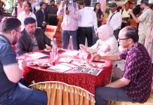 Indore News: ब्रिक्स कृषि सम्मेलन में शामिल होने आये विदेशों मेहमानों ने प्रसिद्ध 56 दुकान में मालवा के स्वादिष्ट व्यंजनों का लुत्फ उठाया