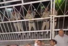 Meenakshi Natarajan Nomination: नेता प्रतिपक्ष उमंग सिंघार समेत कांग्रेस नेता भोपाल निर्वाचन आयोग के गेट पर लेटकर दे रहे धरना