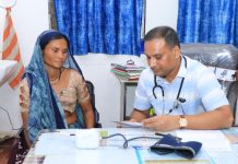 Collector’s Humanity : जब कलेक्टर ने डॉक्टर की कुर्सी संभाल मरीजों का किया उपचार, PHC में डॉक्टर गैरहाजिर, कलेक्टर डॉ. भरसट ने संभाला मोर्चा!