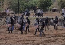 Chaos During Administrative Action in Ratlam : निवेश क्षेत्र की भूमि मुक्त कराने पहुंचे प्रशासनिक अमले पर पथराव, आंसू गैस के गोले छोड़े, 3 पुलिसकर्मी घायल, 2 दर्जन से अधिक ग्रामीण हिरासत में!