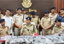 पिता-पुत्र चला रहे थे शहर के अंदर अवैध हथियार बनाने की फैक्ट्री, 10 कट्टे और भारी मात्रा में उपकरण बरामद