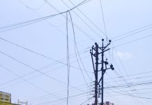 राष्ट्रीय राजमार्ग पर 30 मिनट तक मंडराता रहा मौत का खतरा: हाईटेंशन तार टूटकर सड़क पर लटका, लोगों की सूझबूझ से टला बड़ा हादसा