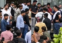 Zudio स्टोर में हंगामा :पति ने पत्नी को बॉयफ्रेंड के संग शोपिंग करते हुए पकड़ा !