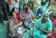 छतरपुर में जनसुनवाई के बाहर महिलाओं का भजन-कीर्तन कर अनोखा विरोध, रघुपति राघव राजा राम” से गूंजा परिसर..