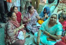 छतरपुर में जनसुनवाई के बाहर महिलाओं का भजन-कीर्तन कर अनोखा विरोध, रघुपति राघव राजा राम” से गूंजा परिसर..