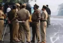 Indore News: तुलसी नगर में अवैध हॉस्टलों का बढ़ता संकट, छत पर चल रही शराब पार्टी में पुलिस से हुई झूमाझटकी,5 लोग हिरासत में