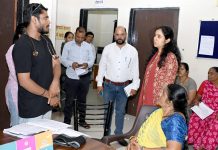 Collector Conducts Inspection : कलेक्टर ने शहरी स्वास्थ्य केंद्रों का किया निरीक्षण, लापरवाही बरतने वाले अधिकारियों को कारण बताओं नोटिस जारी करने के निर्देश!