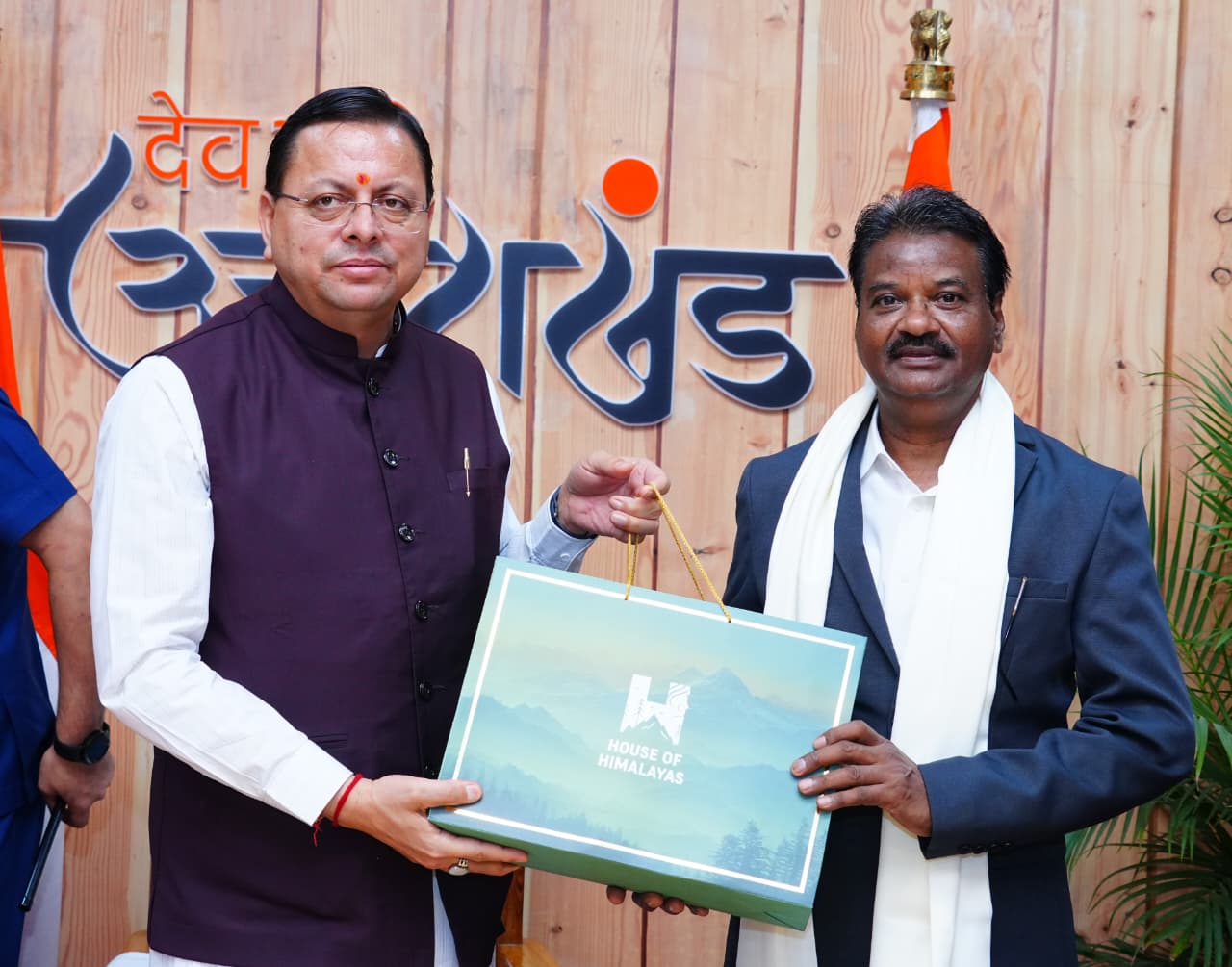 देवभूमि और छत्तीसगढ़ के बीच बढ़ा वैचारिक सेतु:मुख्यमंत्री धामी से मिले छत्तीसगढ़ के मीडिया प्रतिनिधि,मिला हरिद्वार कुंभ का आमंत्रण