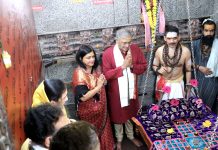 ओंकारेश्वर ज्योतिर्लिंग पहुंचे मुख्य निर्वाचन आयुक्त,पूजा –अर्चना कर लिया आशीर्वाद, कहा – 23 वर्षों में पूर्ण हुई 12 ज्योतिर्लिंगों की यात्रा ओंकारेश्वर ज्योतिर्लिंग पहु... - ओंकारेश्वर ज्योतिर्लिंग पहुंचे मुख्य निर्वाचन आयुक्त,पूजा –अर्चना कर लिया आशीर्वाद, कह…