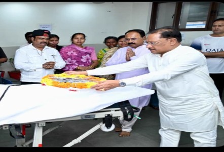 पद्म विभूषण डॉ. तीजन - पद्म विभूषण डॉ. तीजन बाई को मुख्यमंत्री विष्णु देव साय ने पार्थिव शरीर पर पुष्पचक्र अर्पित कर दी…