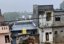 मूसलधार बारिश से सेंधवा बेहाल: घरों में घुसा पानी, सड़कें डूबीं, कई गांवों का संपर्क टूटा; पुराने राजघाट पुल पर आवाजाही पूरी तरह बंद मूसलधार बारिश से सेंधवा - मूसलधार बारिश से सेंधवा बेहाल: घरों में घुसा पानी, सड़कें डूबीं, कई गांवों का संपर्क टूटा; पु…