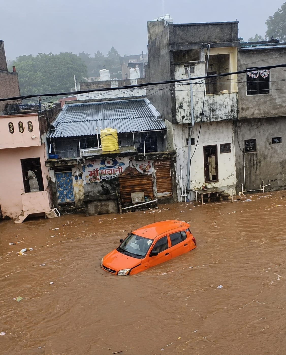 मूसलधार बारिश से सेंधवा - मूसलधार बारिश से सेंधवा बेहाल: घरों में घुसा पानी, सड़कें डूबीं, कई गांवों का संपर्क टूटा; पु…